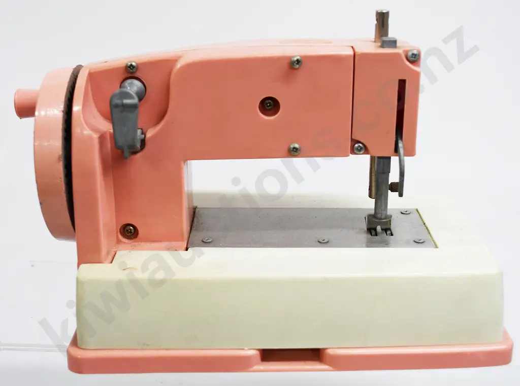 LINCOLN CHILDS TOY SEWING MACHINE Image 1++