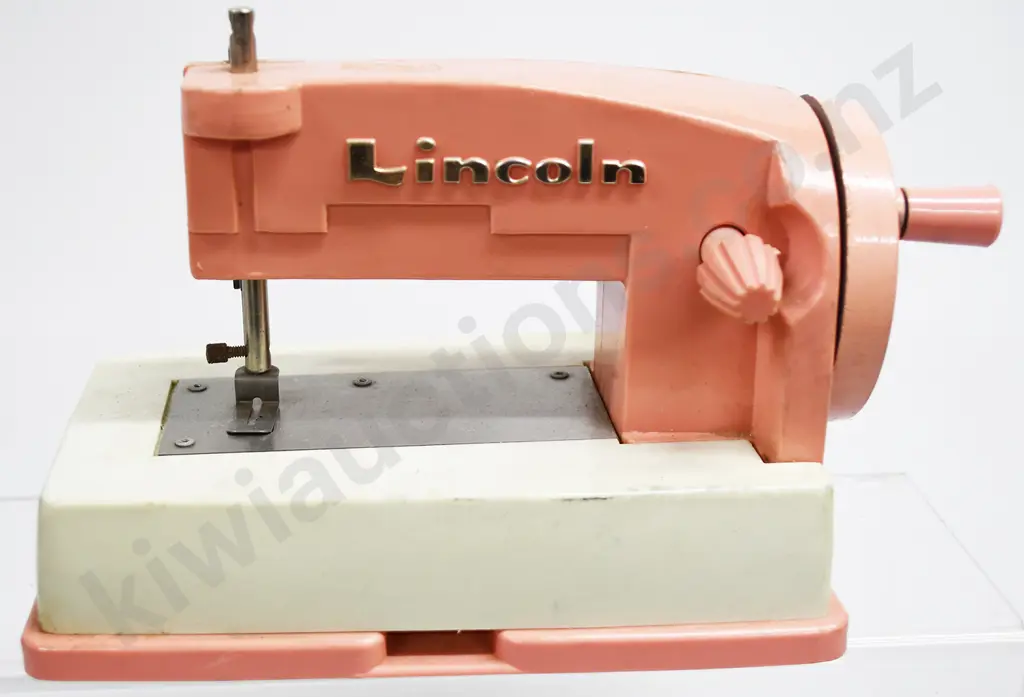 LINCOLN CHILDS TOY SEWING MACHINE Image 1++