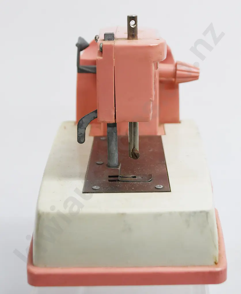 LINCOLN CHILDS TOY SEWING MACHINE Image 1++