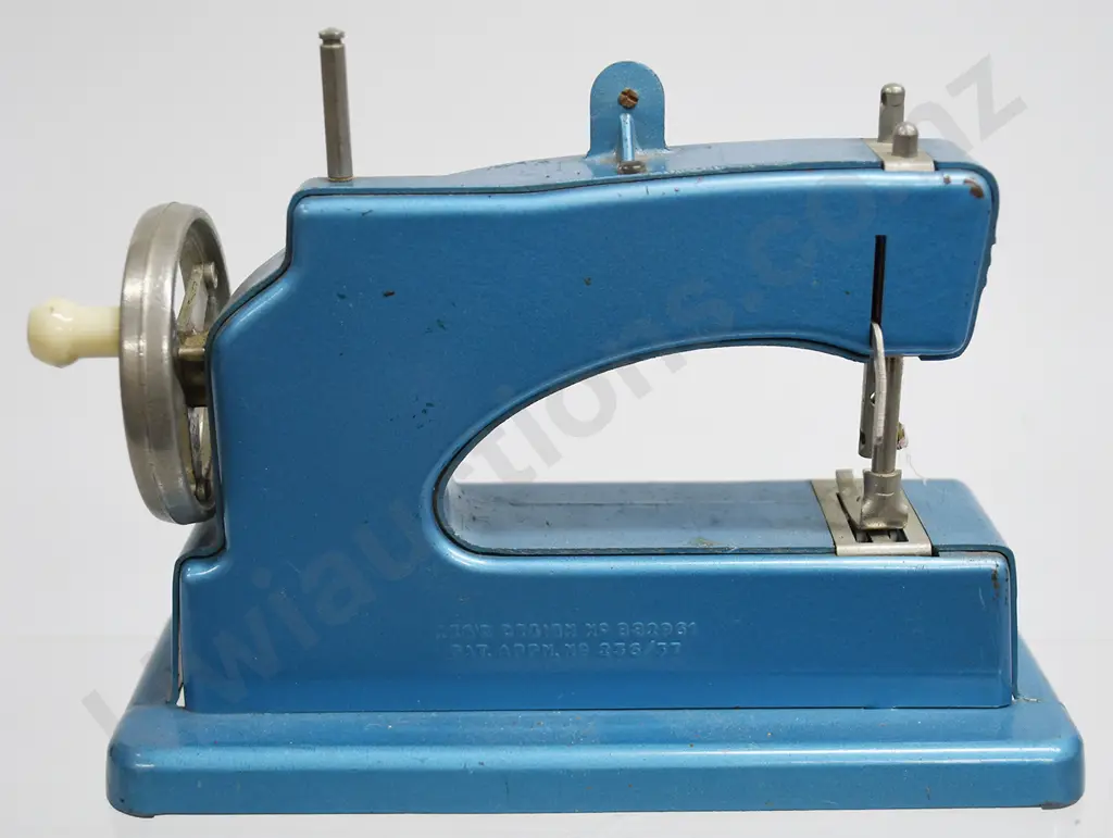 VULCAN CHILDS TOY SEWING MACHINE Image 1++