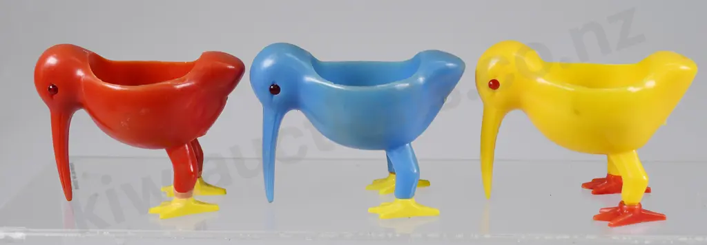 PLASTIC KIWI EGG CUPS Image 1++
