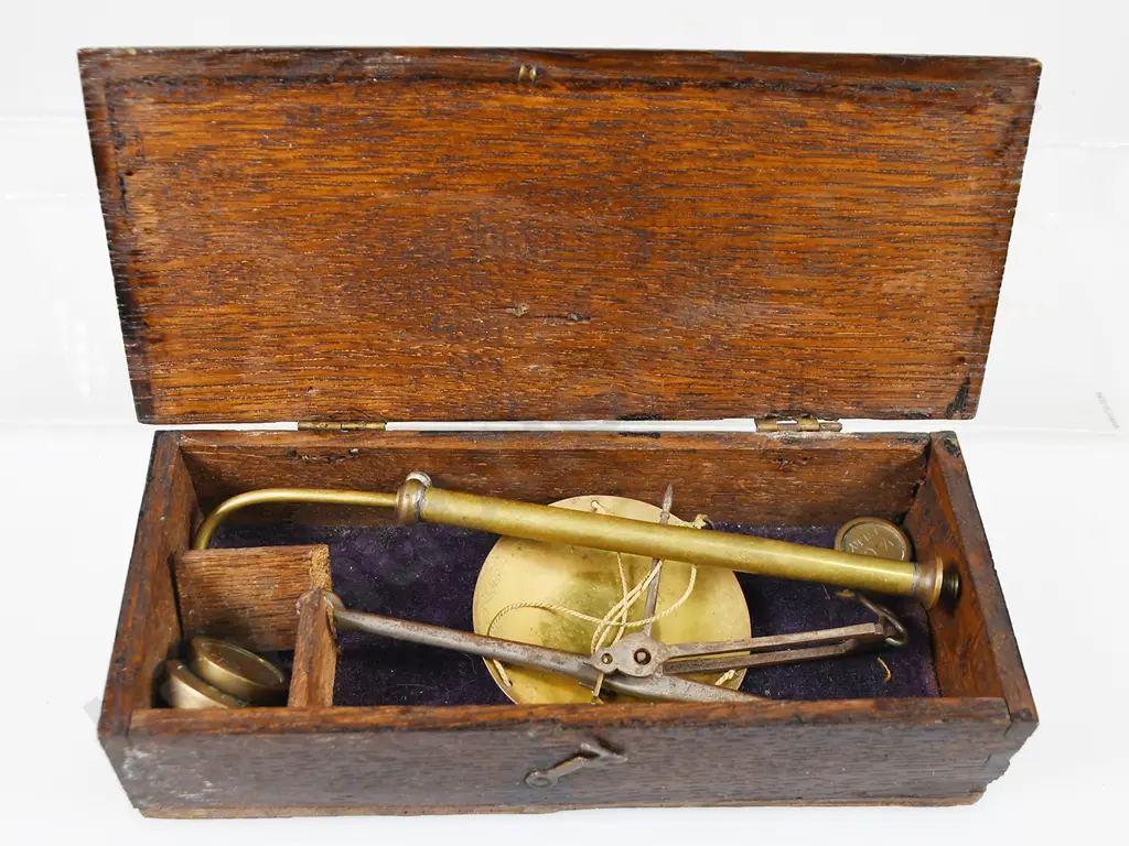 GOLD SCALES IN WOODEN BOX Image 1++