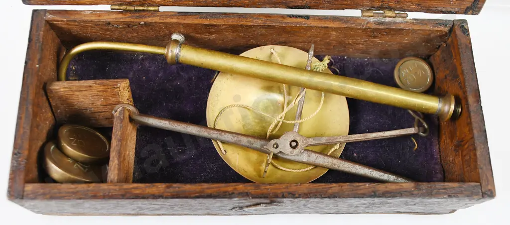 GOLD SCALES IN WOODEN BOX Image 1++