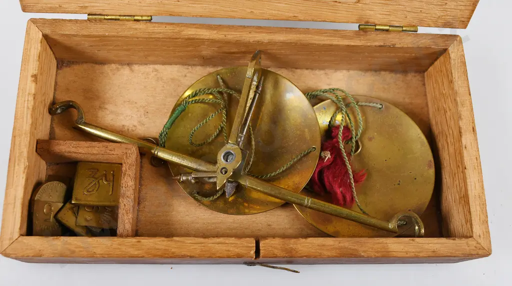 GOLD SCALES IN WOODEN BOX Image 1++