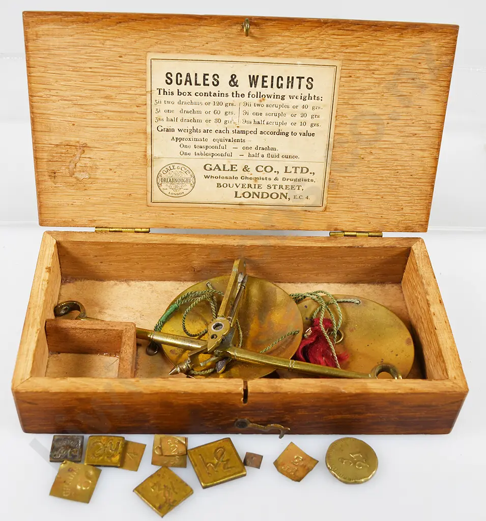 GOLD SCALES IN WOODEN BOX Image 1++
