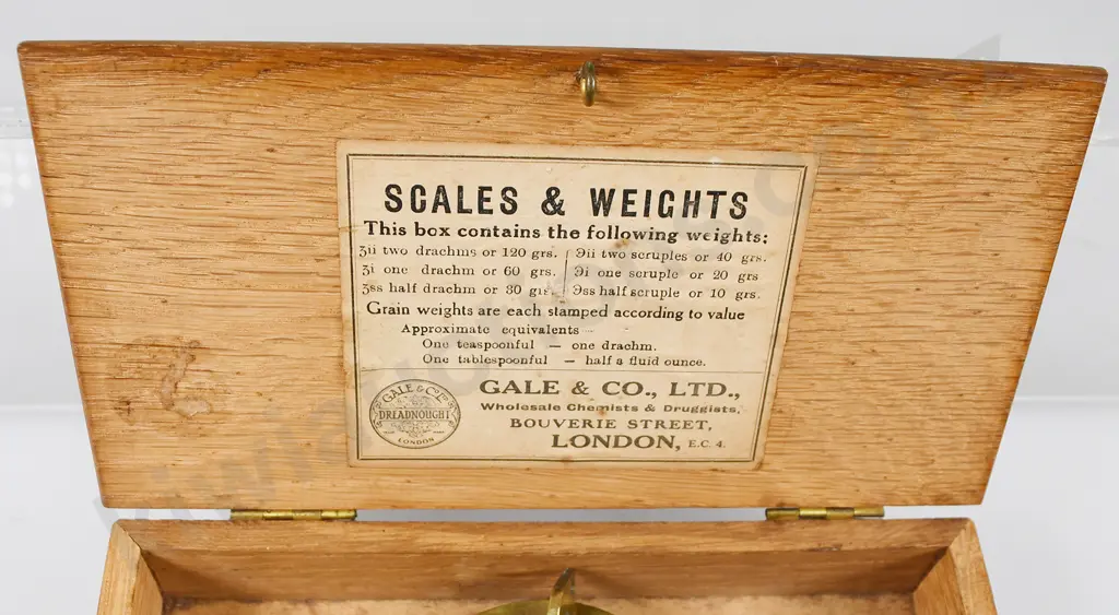 GOLD SCALES IN WOODEN BOX Image 1++