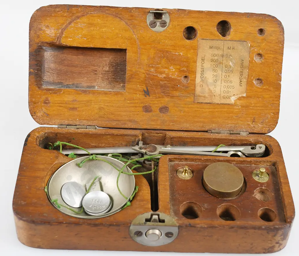 GOLD SCALES IN WOODEN BOX Image 1++