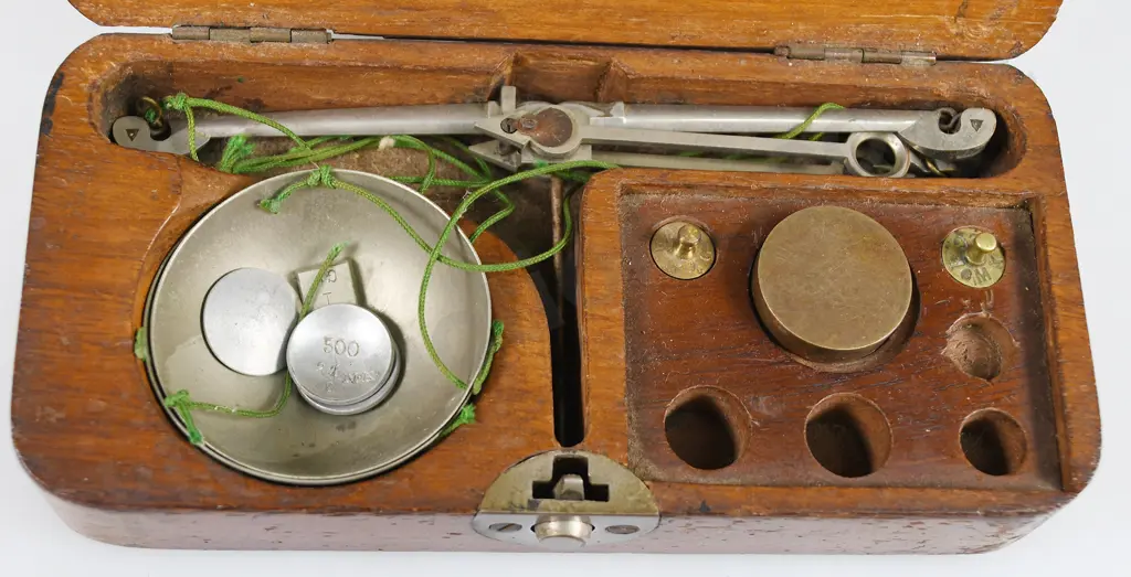 GOLD SCALES IN WOODEN BOX Image 1++