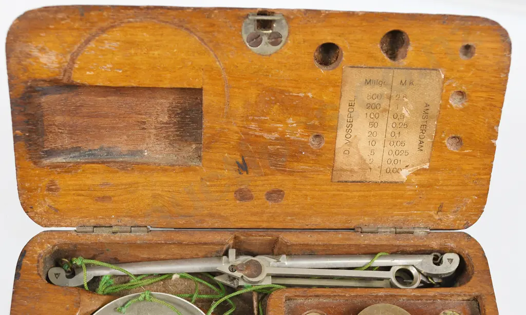 GOLD SCALES IN WOODEN BOX Image 1++