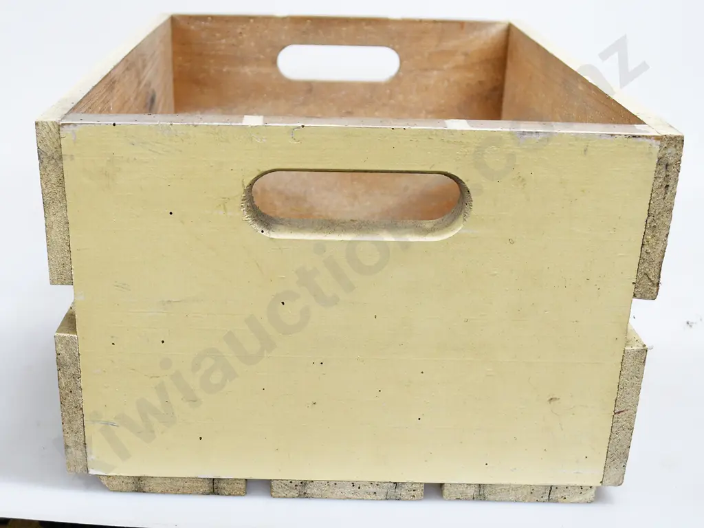 THOMSONS DUNEDIN BOTTLE CRATE Image 1++