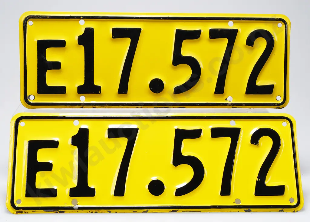 NZ NUMBER PLATES E17-572, 1961-1965 Image 1++