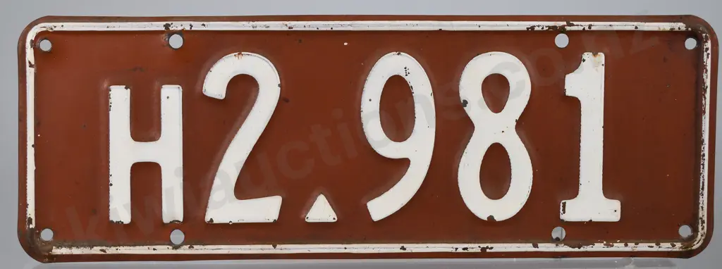 NZ HEAVY VEHICLE NUMBER PLATE, H2-981, 1940-1941 Image 1++