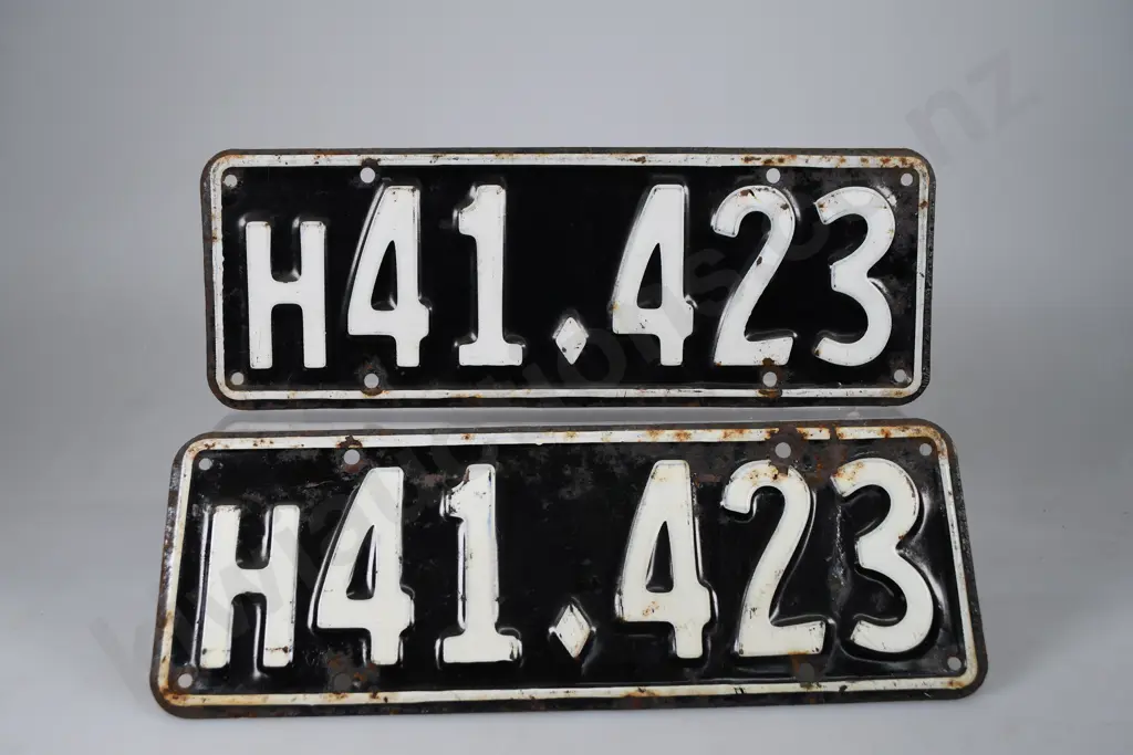 NZ HEAVY VEHICLE NUMBER PLATES, H41-423, 1941-1946 Image 1++