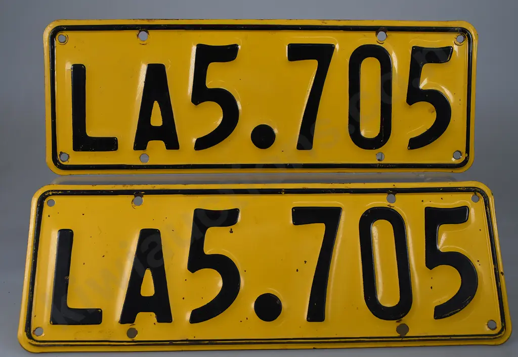 NZ LIGHT VEHICLE NUMBER PLATES, LA5-705, 1961-1965 Image 1++