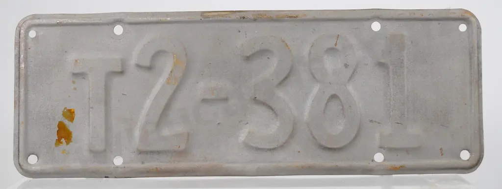 NZ TAXI NUMBER PLATE T2-381, 1946-1951 Image 1++