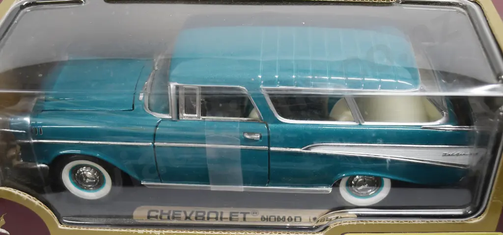 CHEVROLET NOMAD (1957) 1:24 DIE CAST BOXED MODEL CAR Image 1++