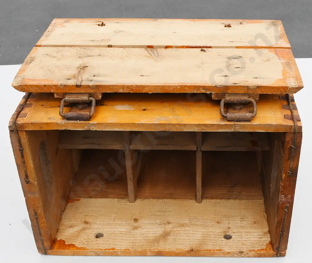 THOMSONS PURITY SODA SYPHON CRATE AND SYPHONS Image 1++