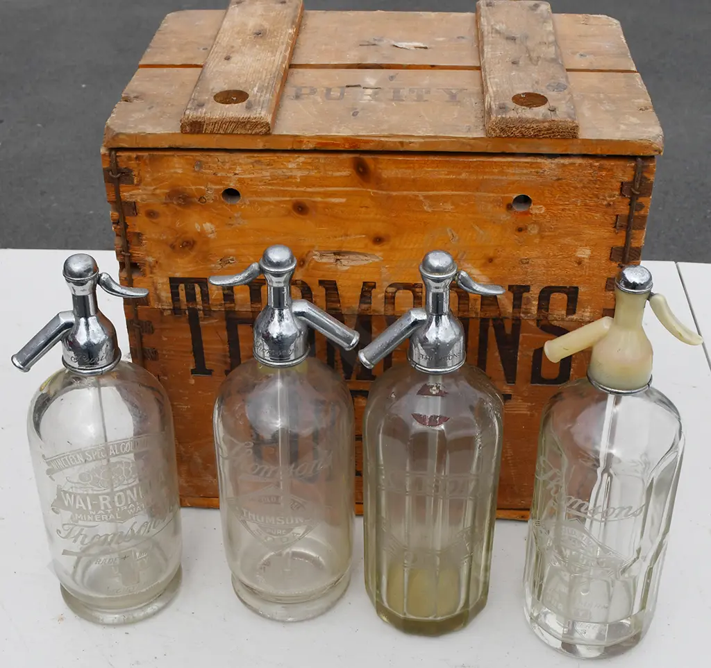 THOMSONS PURITY SODA SYPHON CRATE AND SYPHONS Image 1++