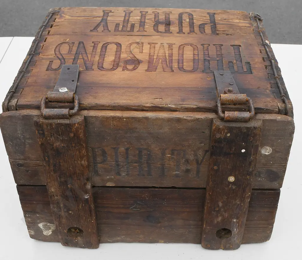 THOMSONS PURITY SODA SYPHON CRATE AND SYPHONS Image 1++