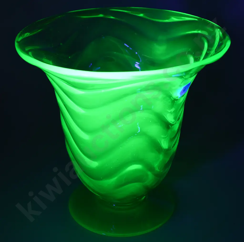 URANIUM WEBB CRYSTAL VASE Image 1++