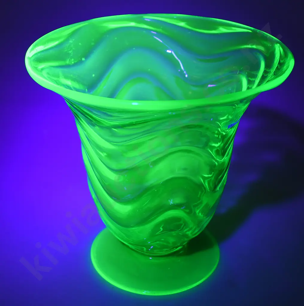 URANIUM WEBB CRYSTAL VASE Image 1++