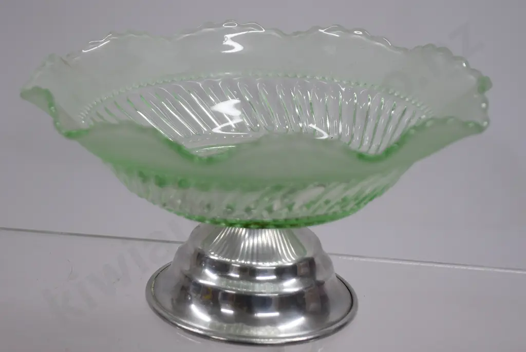 GROUP OF GREEN DEPRESSION GLASS WARES Image 1++