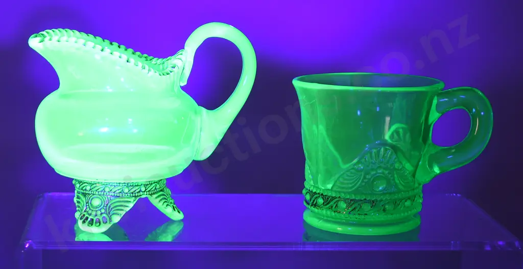 SOUVENIR URANIUM GLASS PIECES Image 1++