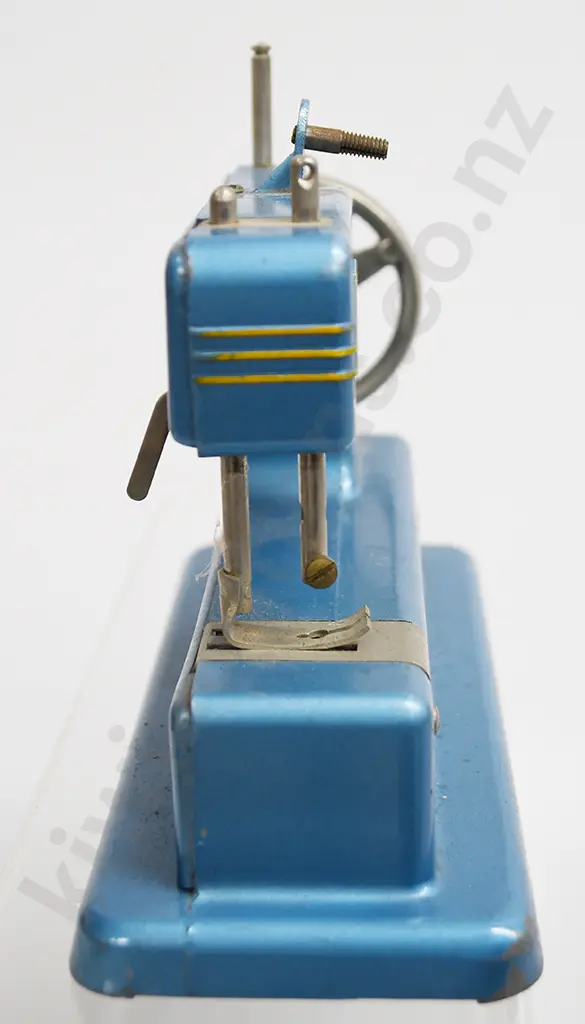 VULCAN CHILDS TOY SEWING MACHINE Image 1++
