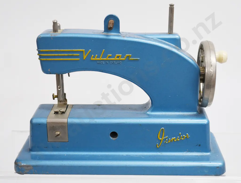 VULCAN CHILDS TOY SEWING MACHINE Image 1++