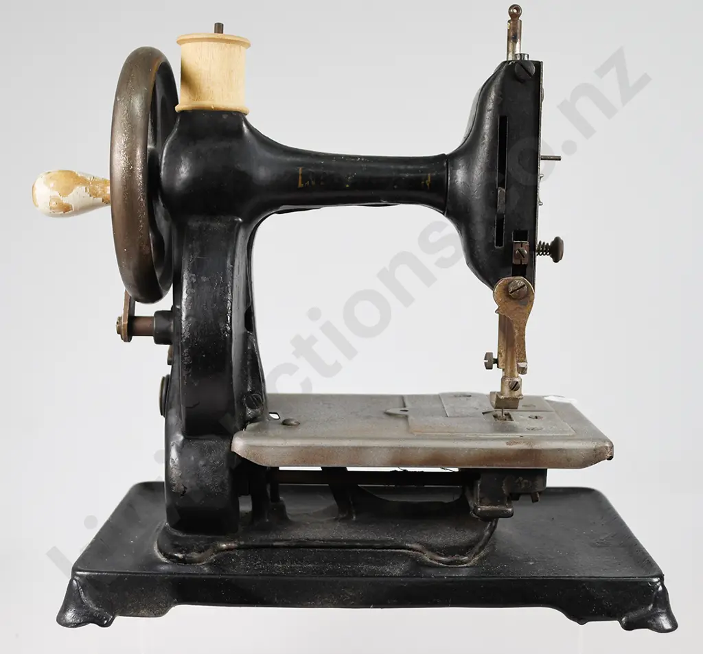 1912 NEW HOME MIDGET SEWING MACHINE Image 1++
