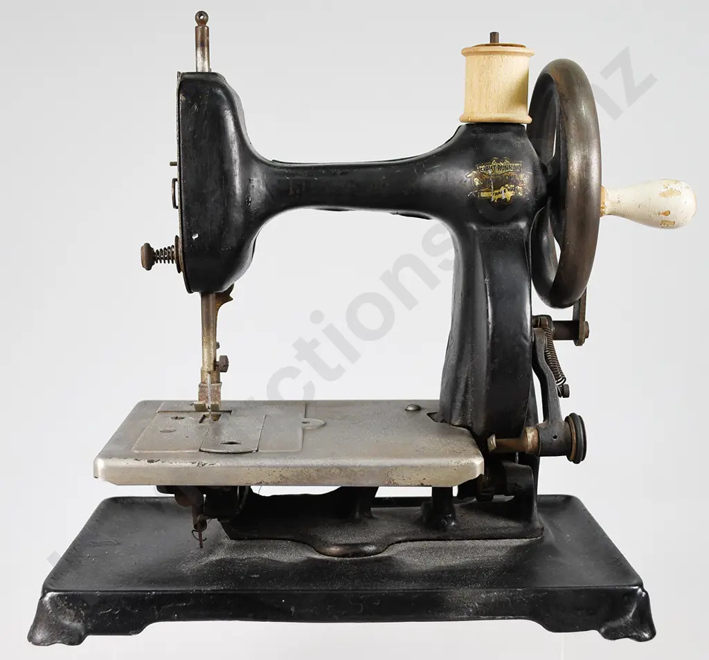 1912 NEW HOME MIDGET SEWING MACHINE Image 1++