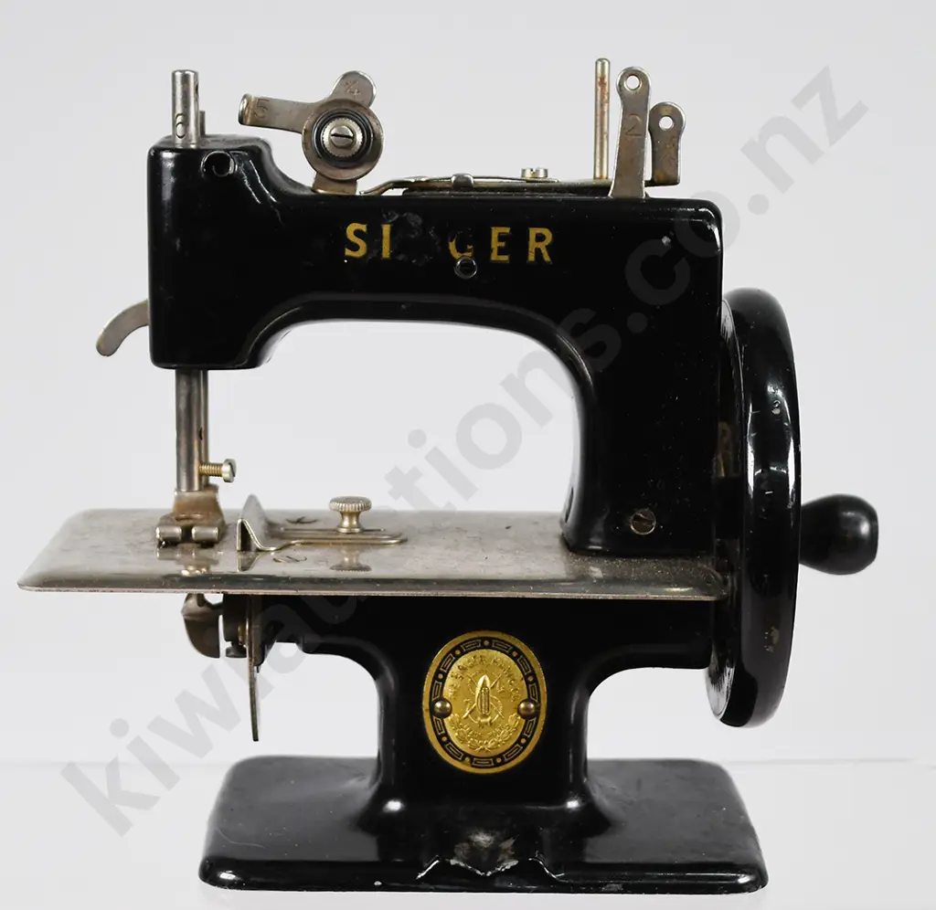 CHILD'S METAL TOY SEWING MACHINE BY SINGER Image 1++