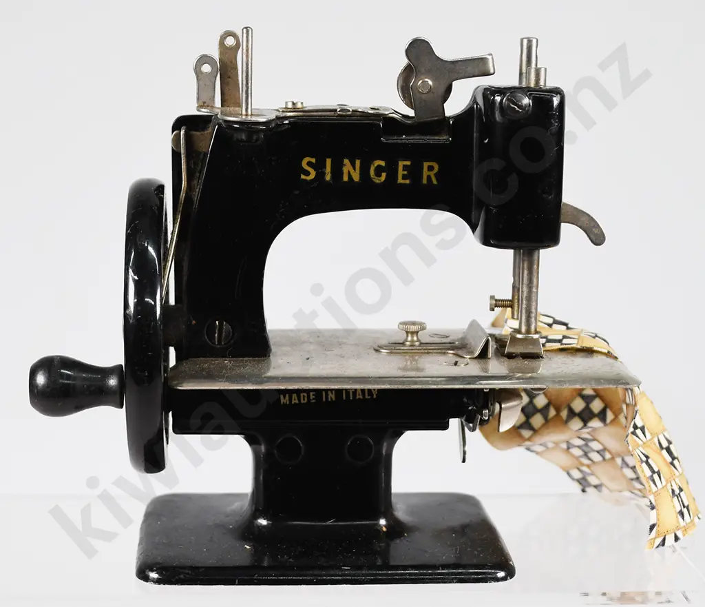CHILD'S METAL TOY SEWING MACHINE BY SINGER Image 1++