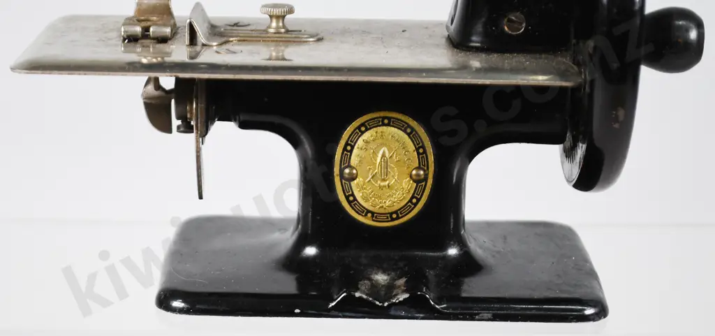 CHILD'S METAL TOY SEWING MACHINE BY SINGER Image 1++
