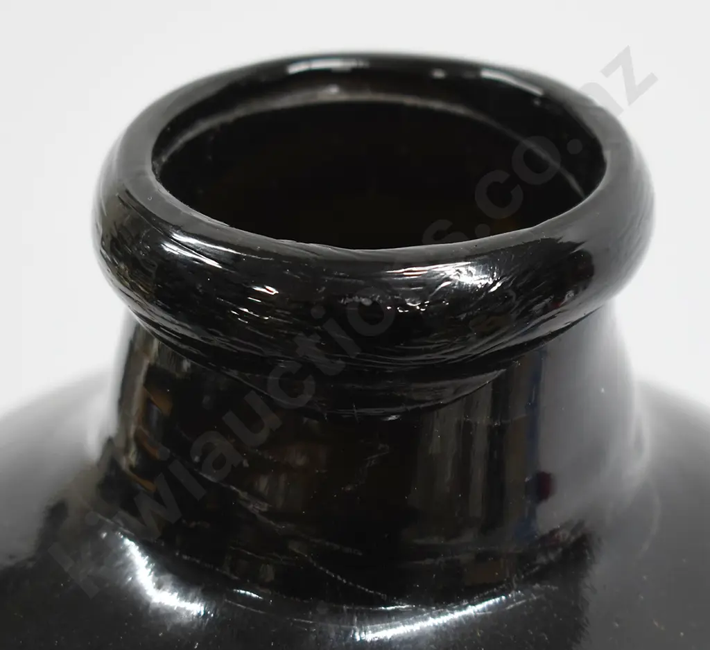 BLACK GLASS BOTTLE Image 1++