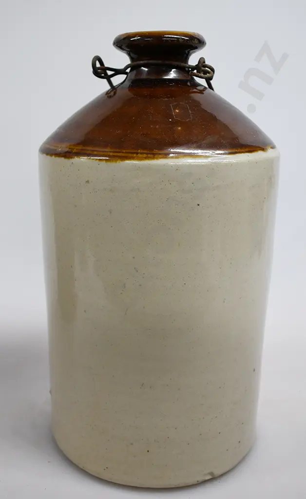 HUIA DANNEVIRKE STONE JAR Image 1++