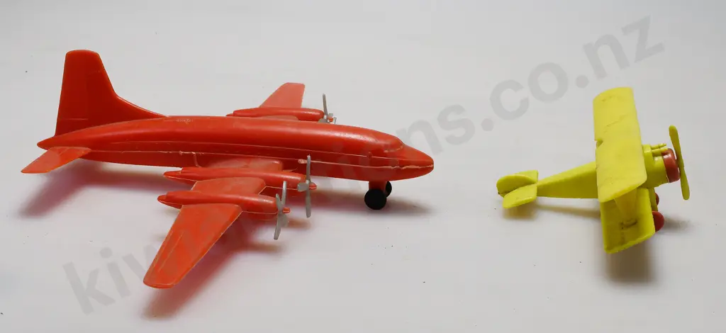 PLASTIC VINTAGE AIRPLANES Image 1++