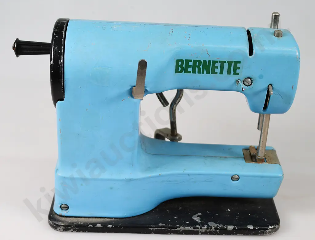 BERNETTE TOY SEWING MACHINE Image 1++