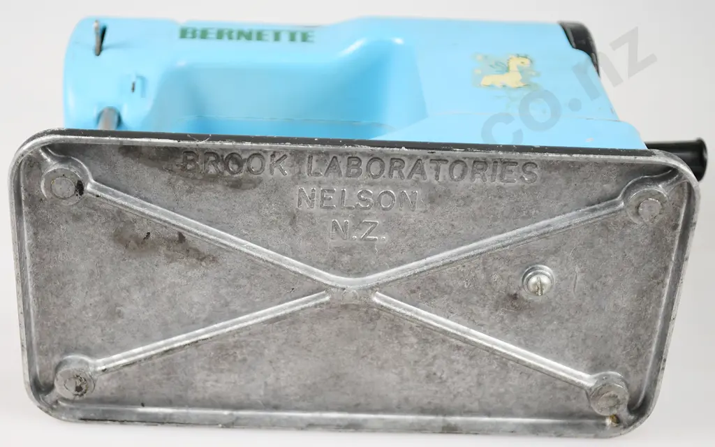 BERNETTE TOY SEWING MACHINE Image 1++