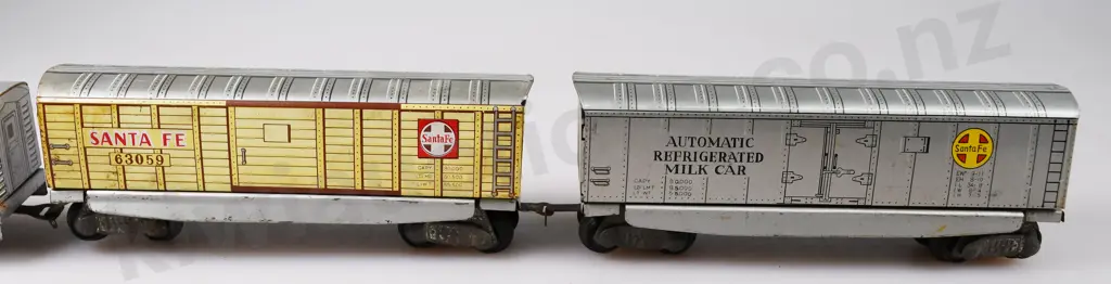 SANTA FE 3 PIECE TIN TOY TRAIN Image 1++