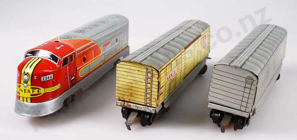 SANTA FE 3 PIECE TIN TOY TRAIN Image 1++