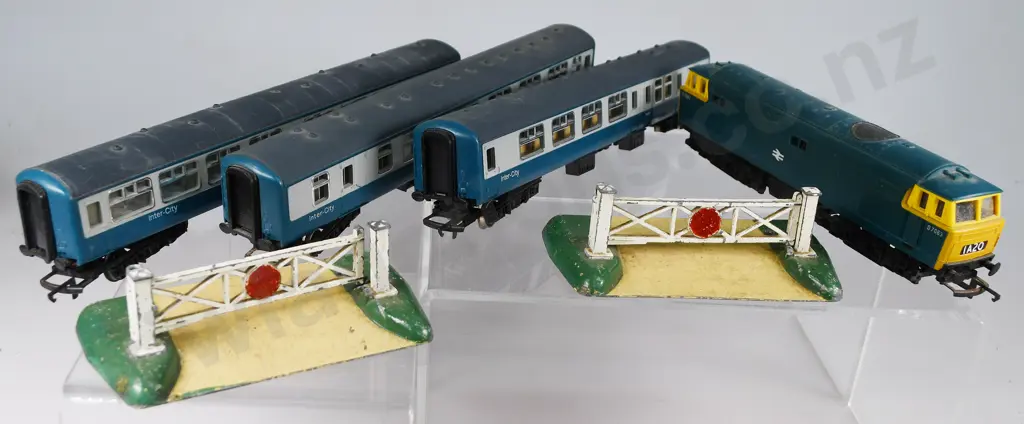 HORNBY RAILWAY ENGINE CARRIAGES ETC Image 1++