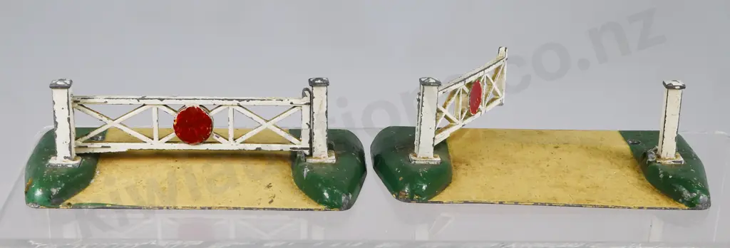 HORNBY RAILWAY ENGINE CARRIAGES ETC Image 1++