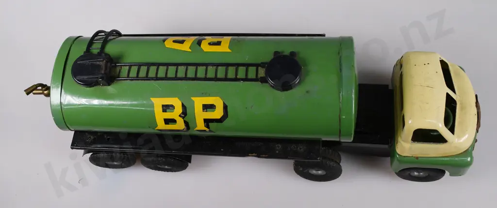 TRIANG MINIC BP PETROL TANKER Image 1++
