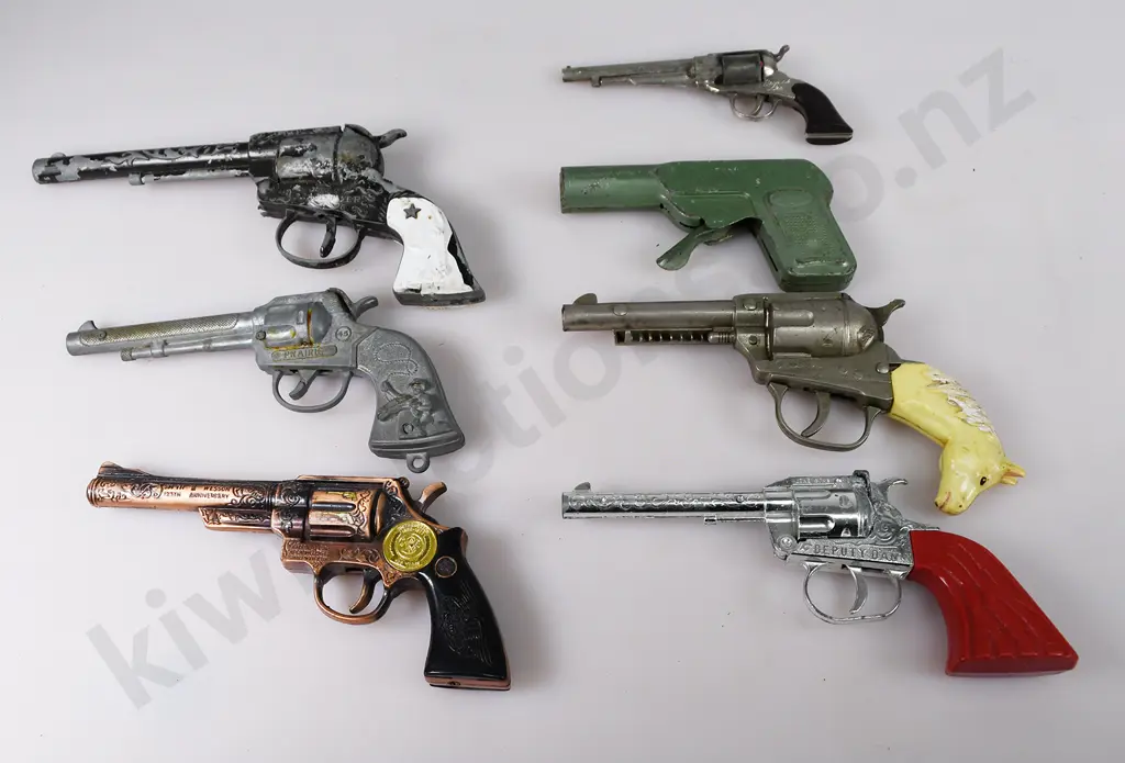 7 TOY GUNS Image 1++