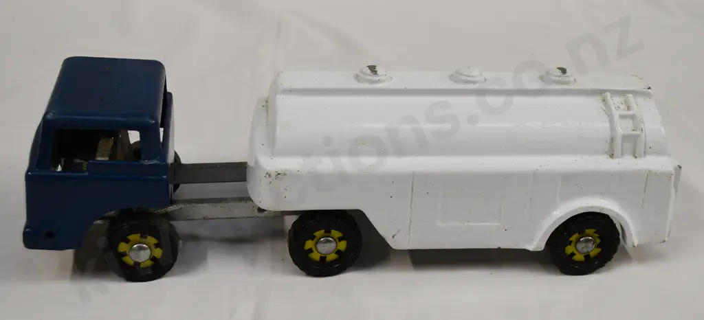 FUN HO FORD MILK TANKER Image 1++