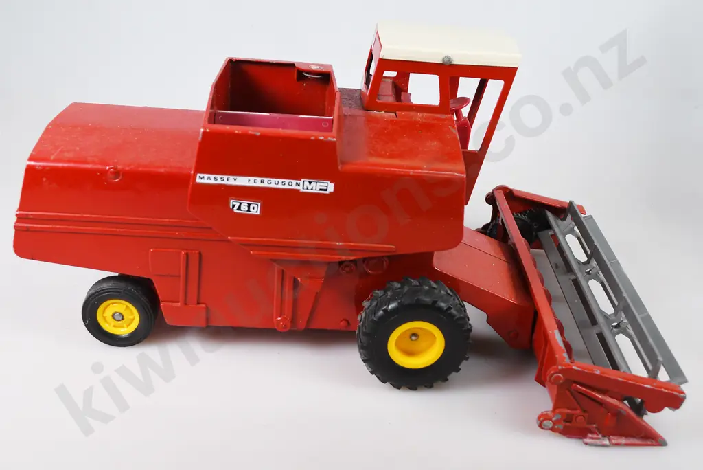 MASSEY FERGUSON 760 COMBINE DIECAST MODEL Image 1++
