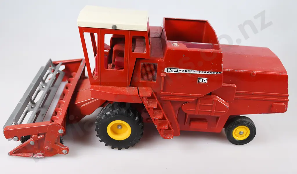 MASSEY FERGUSON 760 COMBINE DIECAST MODEL Image 1++