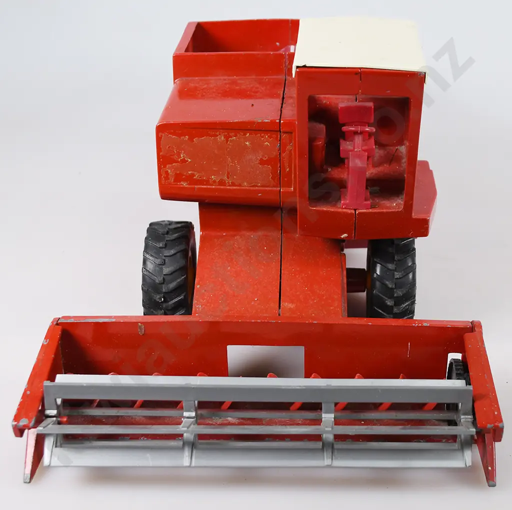 MASSEY FERGUSON 760 COMBINE DIECAST MODEL Image 1++
