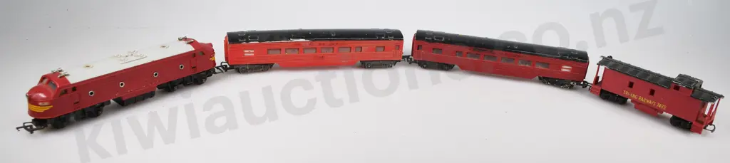 TRI-ANG TRAIN LOCOMOTIVES AND ROLLING STOCK Image 1++